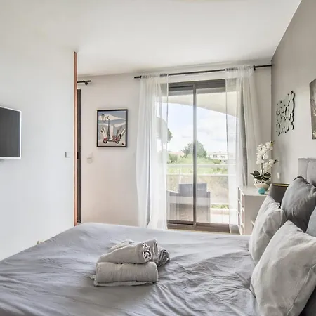 Apartman With Terrace And Garage In St-laurent *